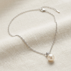 Angolazione alternativa della collana con perla