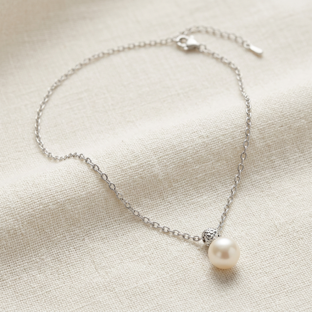 Angolazione alternativa della collana con perla