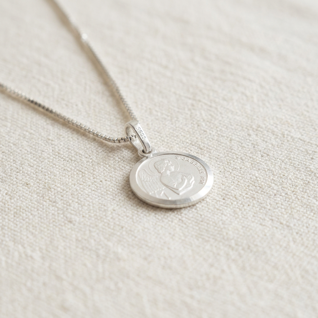 Angolazione alternativa della collana San Gabriele in argento 925