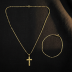 Angolo alternativo – Flat lay top-down croce e bracciale oro