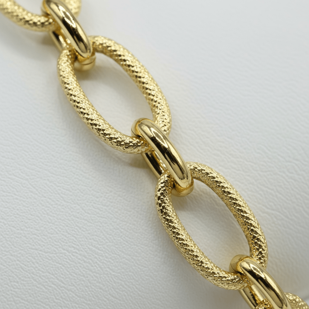 3. Detail Shot – Maglie ovaline lisce e zigrinate