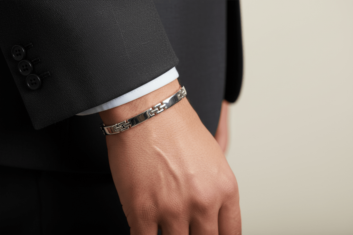 Bracciale ID argento 925 maglia doppia H indossato su polso maschile con abito scuro – CM Silver Jewels