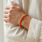 Bracciale in acciaio e corniola indossato su polso femminile
