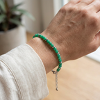 Bracciale in agata verde indossato su donna