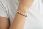 Bracciale in argento 925 maglia rolo indossato su polso femminile – CM Silver Jewels