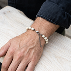 Bracciale in Howlite Bianca indossato su polso maschile