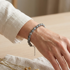 Bracciale in labradorite indossato su donna