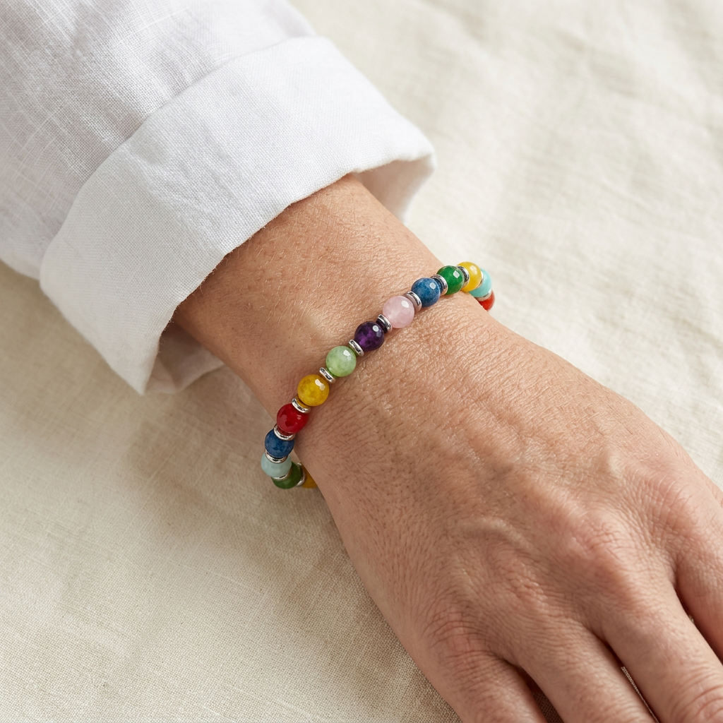 Bracciale multicolore indossato su polso femminile