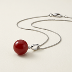 Collana e pendente rosso da un’angolazione alternativa