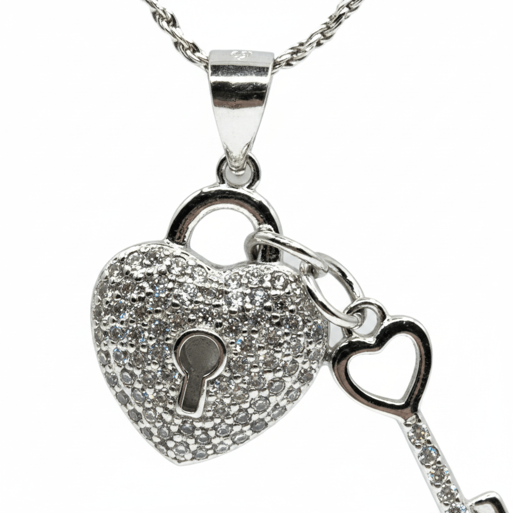 Collana in Argento 925 con Cuore Lucchetto e Chiave – Macro dettaglio zirconi e lavorazione artigianale | CM Silver Jewels