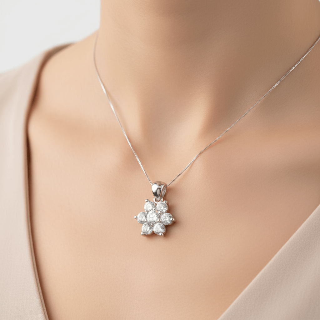Lifestyle - Collana fiore zirconi indossata