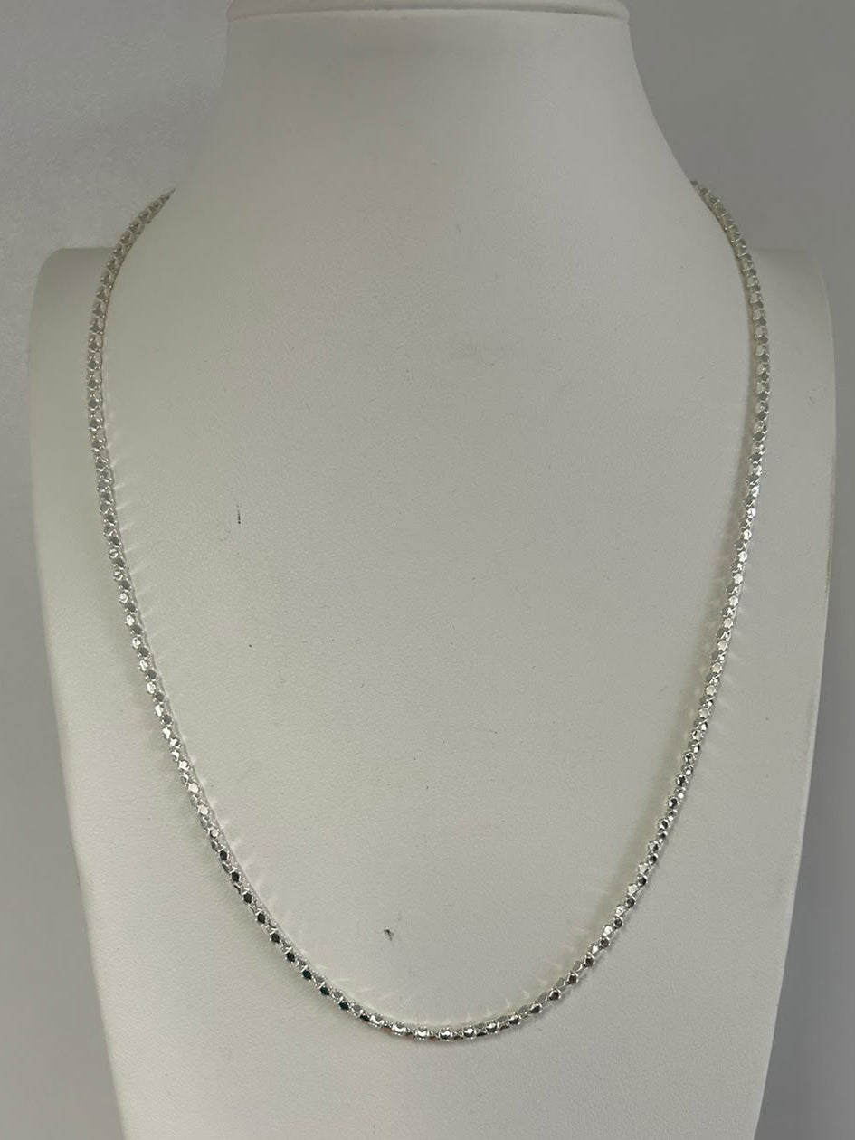 Collana Pop Corn in argento 925 su busto bianco, dettaglio della vestibilità.