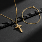 Detail Shot – Macro croce crocifisso oro e bracciale figaro