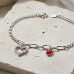 Dettaglio del cuore luminoso e del cuore smaltato rosso