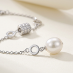 Dettaglio macro della perla e del bracciale