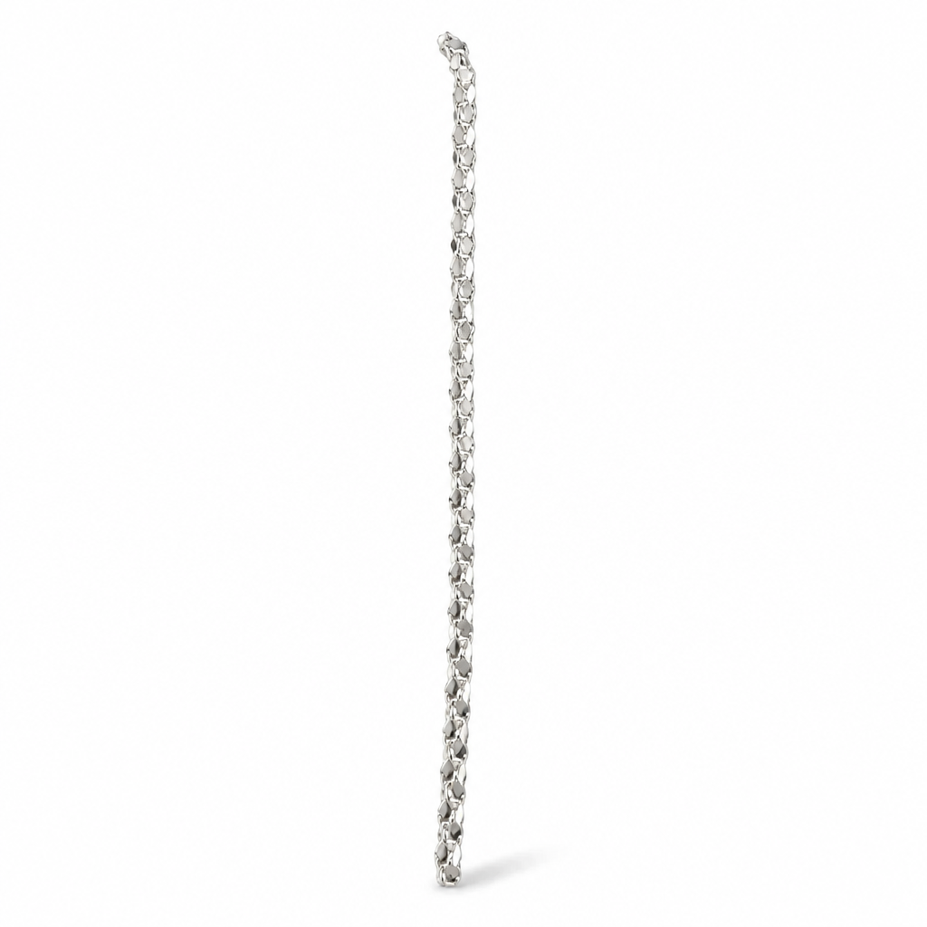 Dettaglio della maglia Pop Corn in argento 925, con superficie luminosa su fondo bianco.