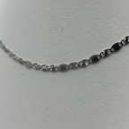 Macro dettaglio maglia girocollo oro bianco 18k, superficie lucida a specchio – CM Silver Jewels