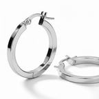 Dettaglio macro orecchino cerchio oro bianco 18k, finitura lucida e chiusura a scatto – CM Silver Jewels
