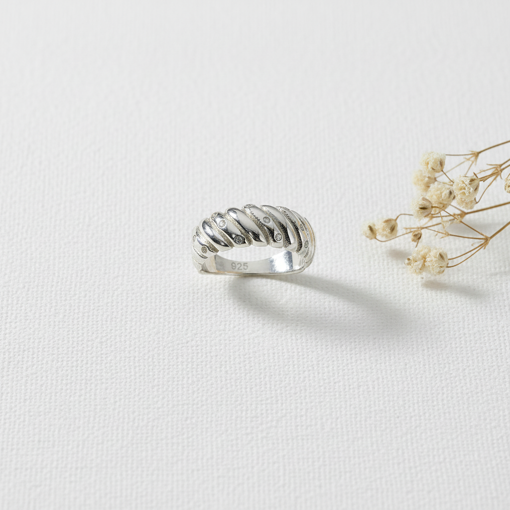 Flat lay anello argento 925 donna con fiore secco – CM Silver Jewels