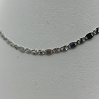 Macro dettaglio maglia girocollo oro bianco 18k, superficie lucida a specchio – CM Silver Jewels