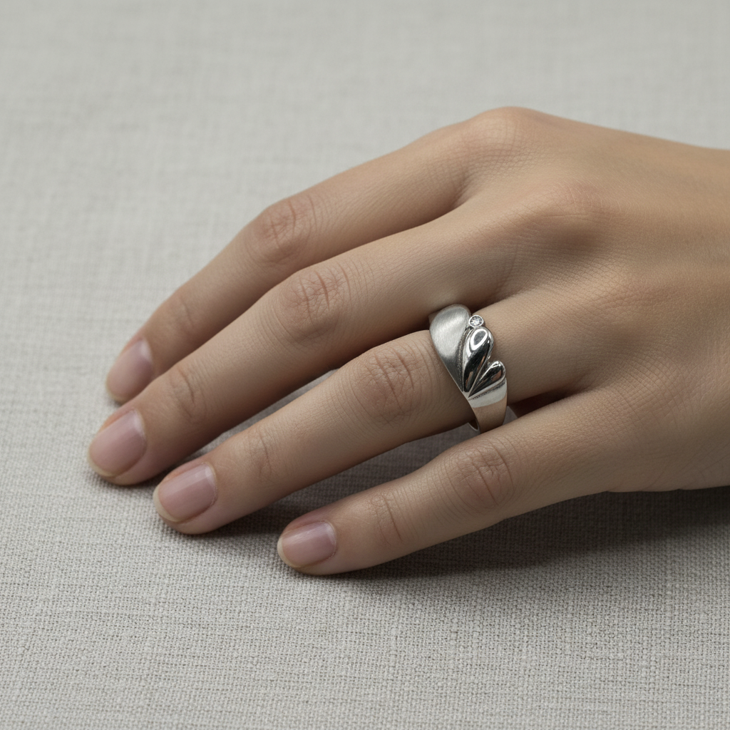 Anello donna argento 925 indossato su tessuto lino – CM Silver Jewels