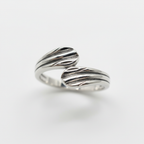 Dettaglio zigrinatura anello bypass argento 925 – CM Silver Jewels