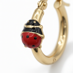 Dettaglio macro coccinella smaltata rossa e nera su orecchino cerchio oro 18k, lavorazione artigianale – CM Silver Jewels