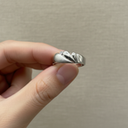 Anello argento 925 tenuto tra le dita – gioielli donna CM Silver Jewels