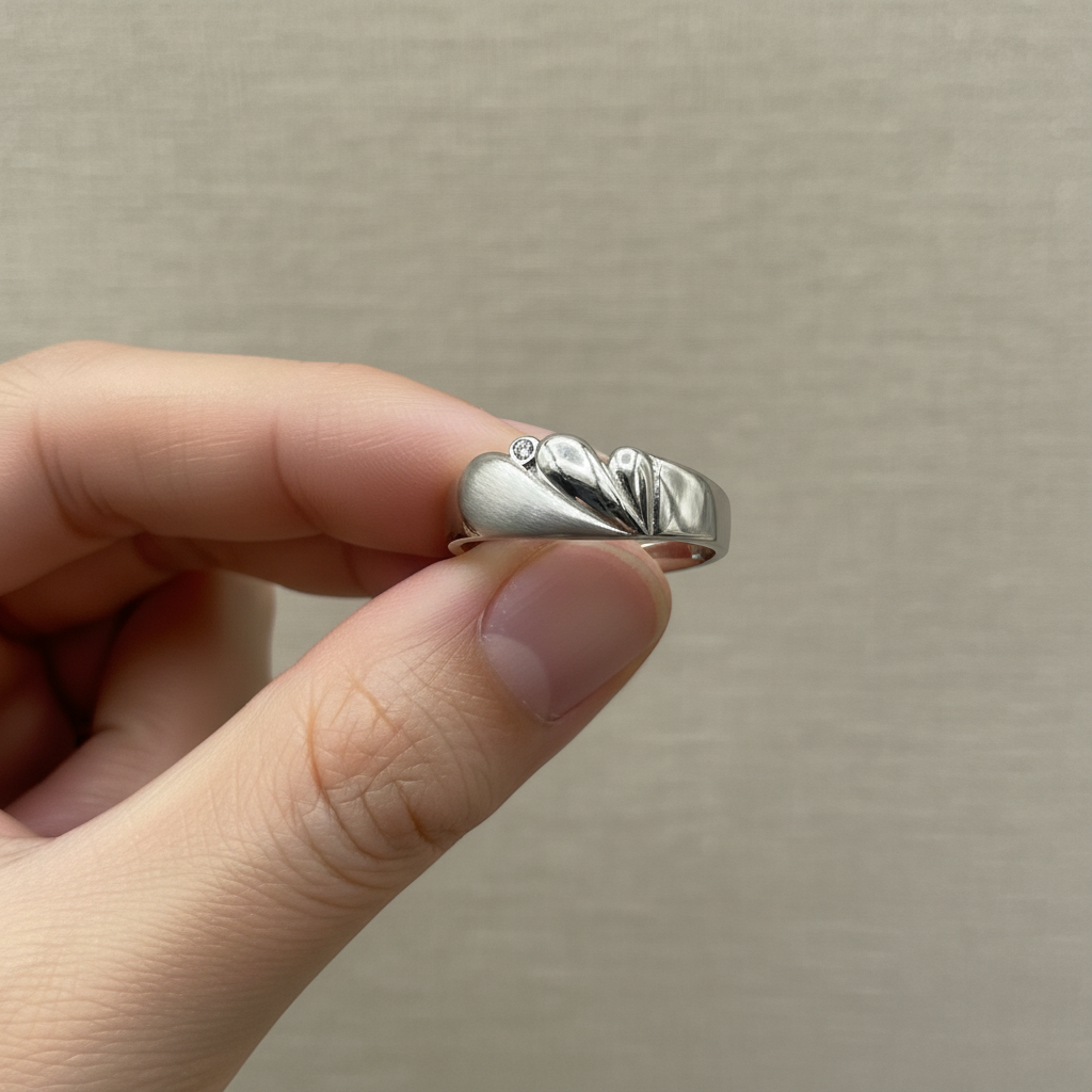 Anello argento 925 tenuto tra le dita – gioielli donna CM Silver Jewels