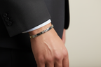 Bracciale ID argento 925 maglia doppia H indossato su polso maschile con abito scuro – CM Silver Jewels
