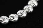Dettaglio macro nodi a cuore maglia cuore bracciale argento 925 – CM Silver Jewels