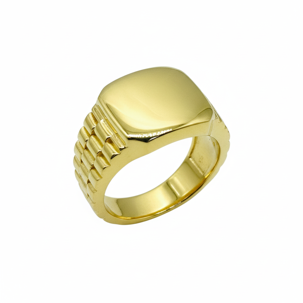 Anello uomo argento 925 placcato oro design massiccio superficie bombata sfondo bianco - CM Silver Jewels