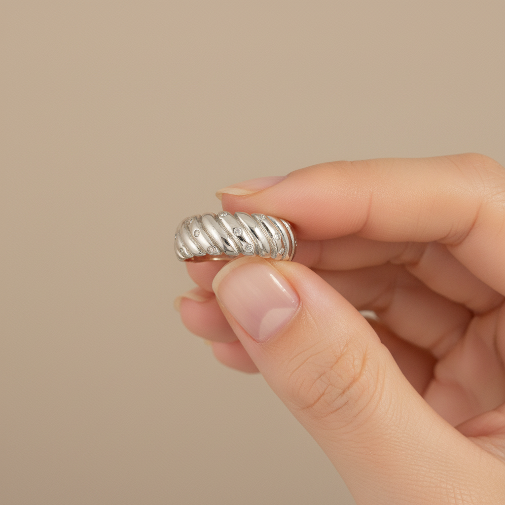 Anello argento 925 tenuto tra le dita – gioielli donna CM Silver Jewels