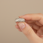 Anello argento 925 tenuto tra le dita – gioielli donna CM Silver Jewels