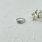 Flat lay anello argento 925 donna con fiore secco – CM Silver Jewels