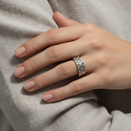 Anello donna argento 925 indossato su tessuto lino – CM Silver Jewels