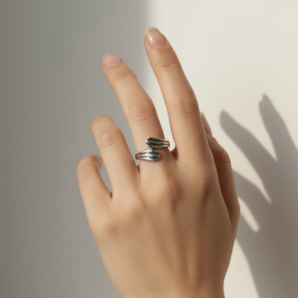 Anello bypass zigrinato argento 925 indossato su mano donna – CM Silver Jewels