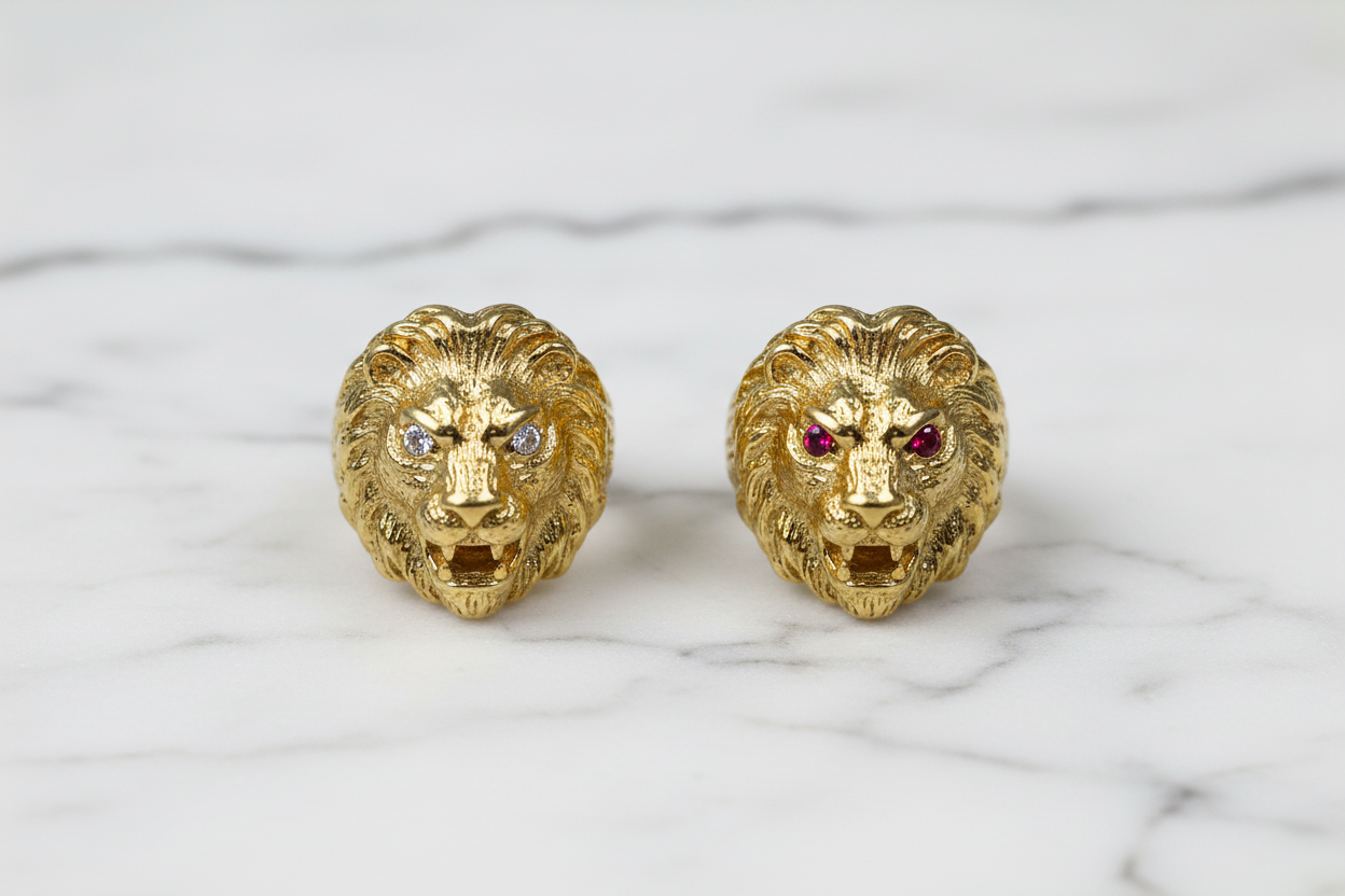 Anello Testa di Leone – Argento 925 Placcato Oro Giallo | Occhi Bianchi o Rossi | Misura Regolabile