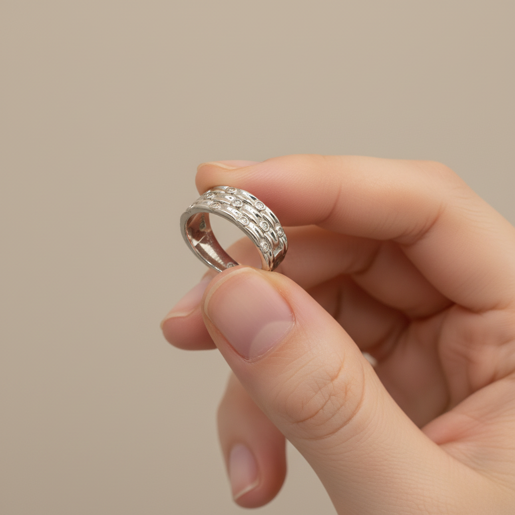 Anello argento 925 tenuto tra le dita – gioielli donna CM Silver Jewels