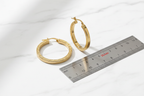 Orecchini in argento 925 placcati oro 24 kt su marmo bianco con riferimento scala larghezza 35 mm | CM Silver Jewels