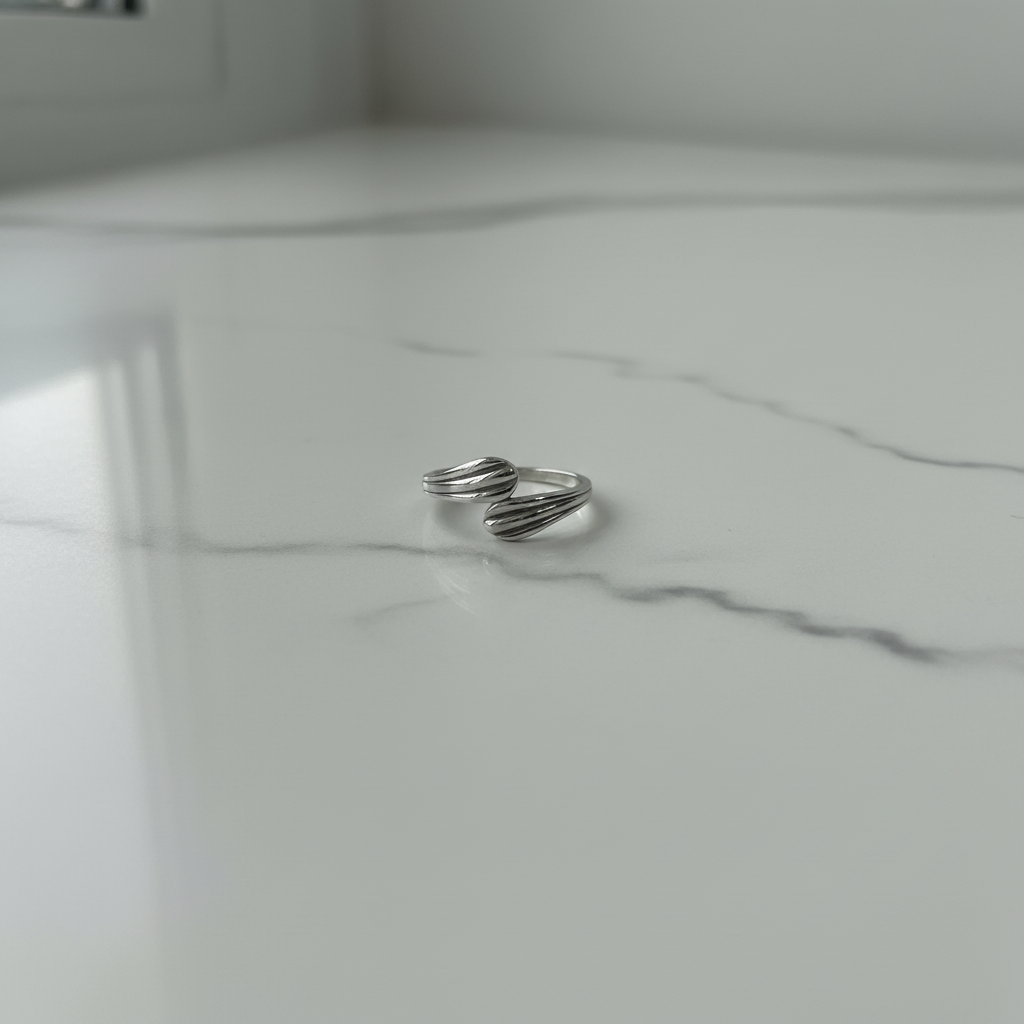 Anello bypass argento 925 su marmo – CM Silver Jewels