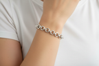 Bracciale in argento 925 maglia rolo indossato su polso femminile – CM Silver Jewels