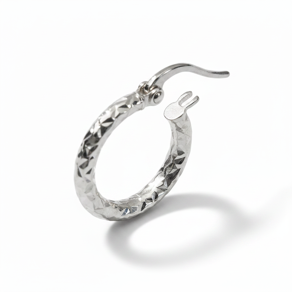 Dettaglio macro lavorazione diamantata orecchino cerchio oro bianco 18k, sfaccettature che moltiplicano la luce – CM Silver Jewels