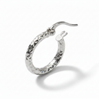 Dettaglio macro lavorazione diamantata orecchino cerchio oro bianco 18k, sfaccettature che moltiplicano la luce – CM Silver Jewels