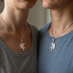 Indossato dopo la separazione, una parte e una collana per ciascuno