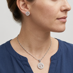 Indossato ravvicinato di collana e orecchino coordinato