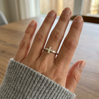 Anello rosario in argento 925 con croce liscia e grani a sfera, indossato al dito