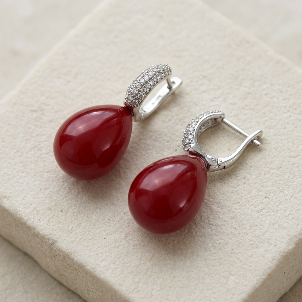 Macro degli orecchini con perle bordeaux da 18 × 13 mm