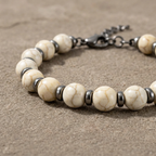 Macro delle sfere di Howlite Bianca e dei distanziatori in acciaio