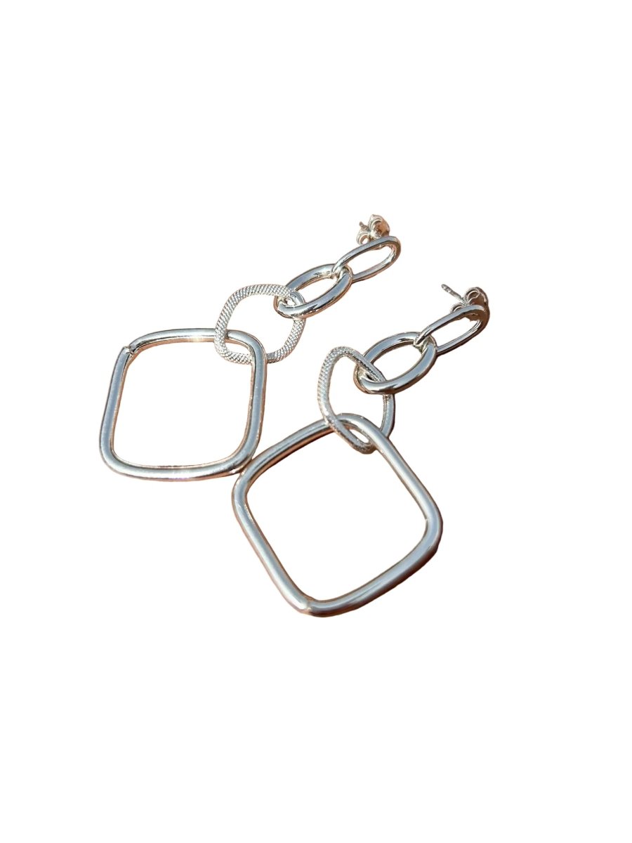 Orecchini pendenti in argento 925, design moderno con maglie ovali e quadrate intrecciate.